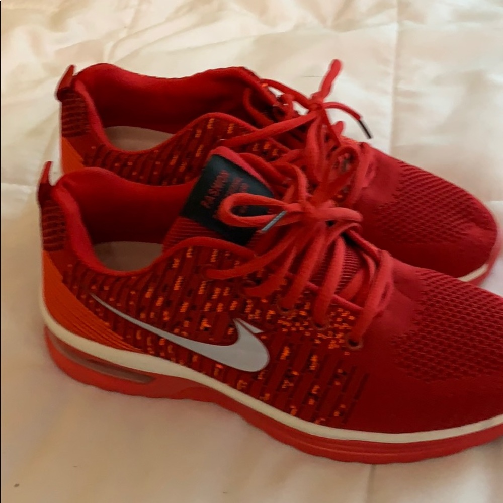 Tennis shoes